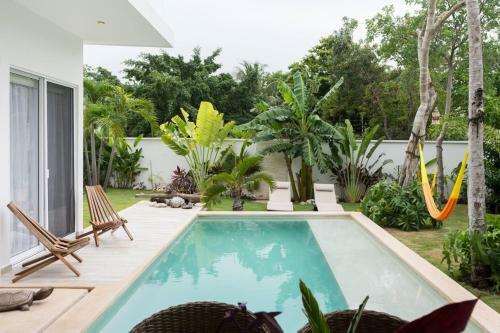 Yaakunah Dine Poolside At A Chic Paradise Villa In Tulum