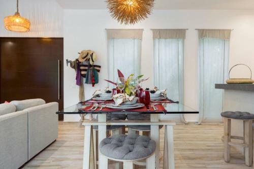 Yaakunah Dine Poolside At A Chic Paradise Villa In Tulum