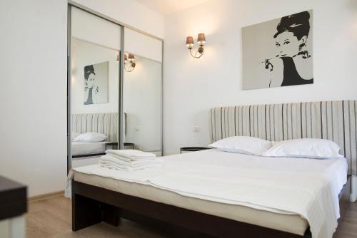 Green Lake Apartment 13