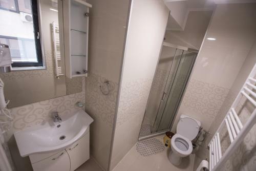 New Central Lake Apartment Mamaia Iaki