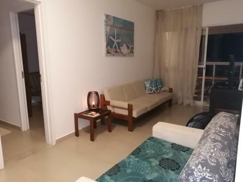 Apartamento, Ampla Sacada Com Vista Para O Mar!