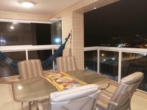 Apartamento, Ampla Sacada Com Vista Para O Mar!