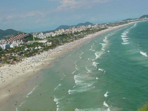 Apartamento Enseada A Duas Quadras Da Praia