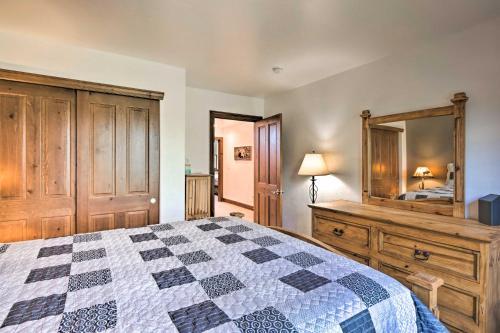 Updated Family Getaway With Hot Tub And Ski Shuttle!