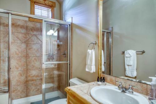 Climbing Bear Lodge Townhome Great Setting Hot Tub