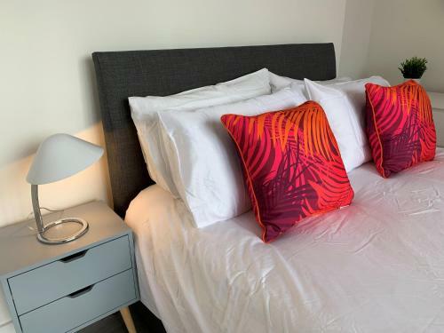 Chertsey - Beautiful Modern 2 Bedroom Apartment