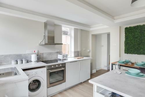 Spacious Three Bed Central Chelmsford House - Free Parking & Wifi