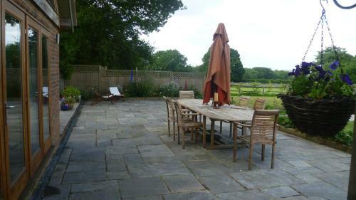 Prestwick Oak - Open Plan 2 Double Ensuite Rural Oak Framed House Sleeps 4 Plus Aonb