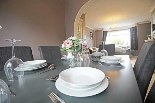 Queens Road - Luxury Spacious Home In Chester