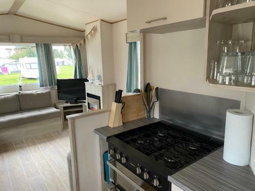 5 Mins Walk To Beach. 3 Bedroom Caravan. Sleeps 8