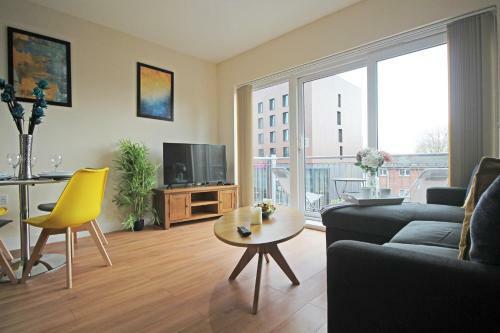 Canal Side Apartment In Chester