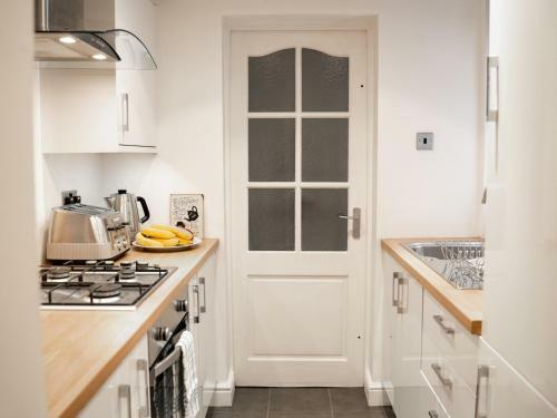 Pass The Keys Cosy, 2-bed Home In Popular Handbridge - Parking