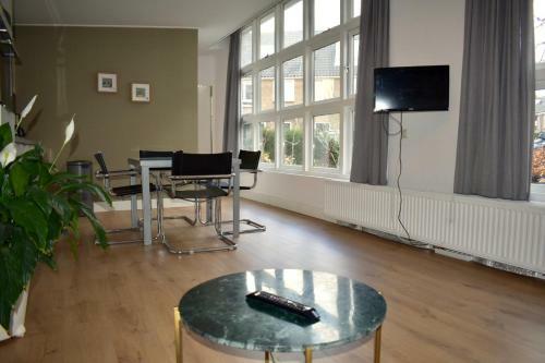 Spacious And Modern Apartment Warmond