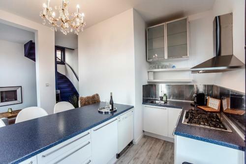 Shell Square Apartment