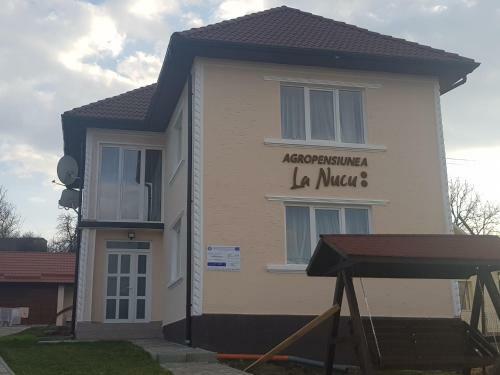 Hostal Pensiunea La Nucu
