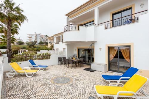 Great 2 Bedroom Apartment With Communal Pool