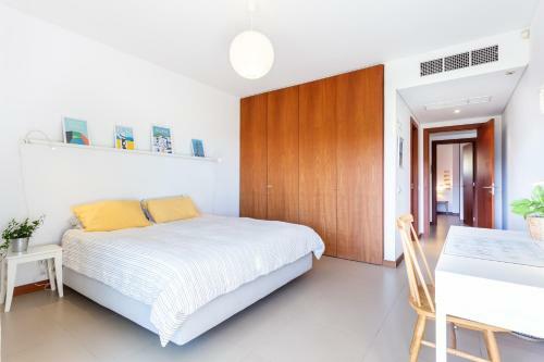 Luxurious And Bright Marina Village Apartment