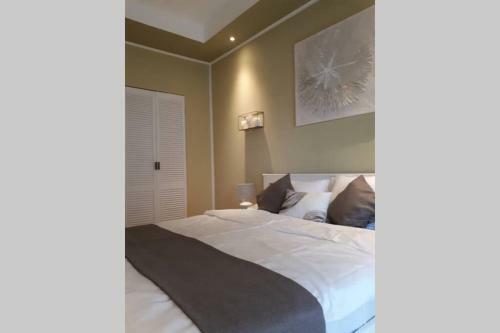 Cosy Apart In Cosmopolis