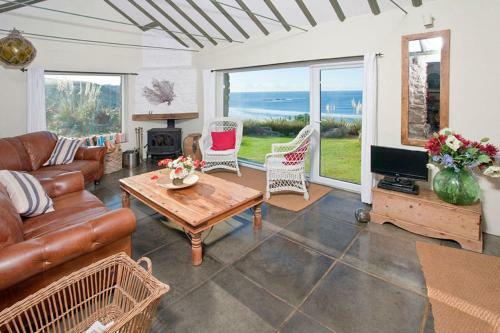 Sheldrake, Spacious Villa, Panoramic Sea-views, Large Garden, By Beach