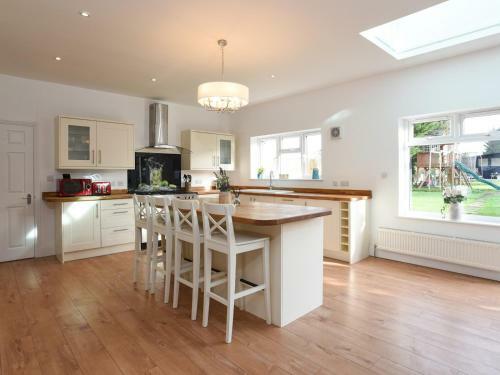 Pass The Keys Huge 4bed - Sleeps 8 - Great Access To South Coast