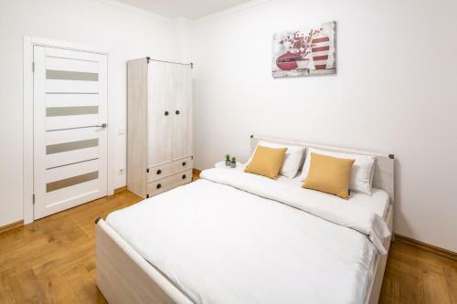 Three Bedroom Apartment On Rynok Square