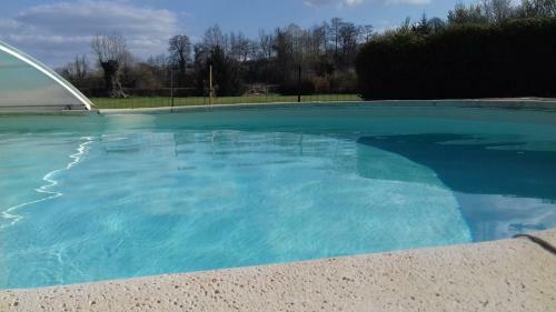 Les 2 Chaumi�res Avec Piscine