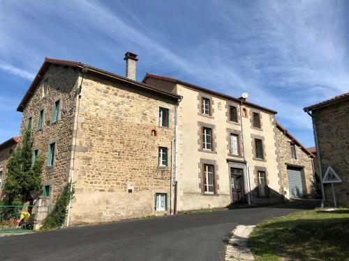 Large 100 Year Old House In Lovely Walking Area