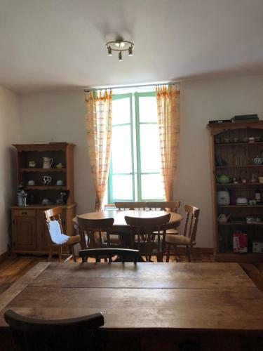 Large 100 Year Old House In Lovely Walking Area