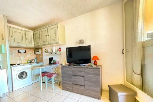 Apartamento Bright Apt With Swimming Pool And Balcony