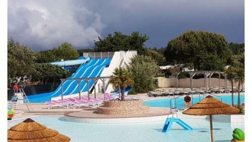 Mobilhome Dans Un Village 4*