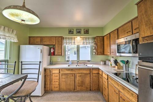 Quaint Polson Home With Mtn View Walk To Lake!