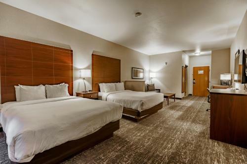 Hotel Comfort Suites At Royal Ridges