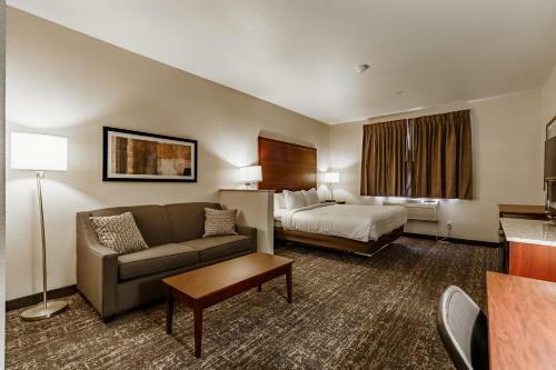 Hotel Comfort Suites At Royal Ridges