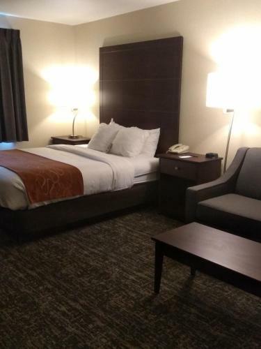 Hotel Comfort Suites At Royal Ridges
