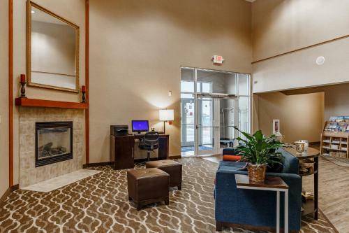 Hotel Comfort Suites At Royal Ridges