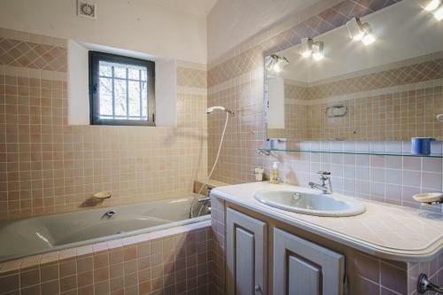 Maison Situ�e En Campagne Et Au Calme � Gordes