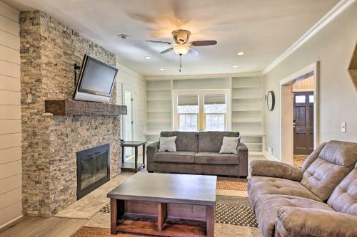 Luxe Omaha Home With Yard - 3 Mi To Downtown!