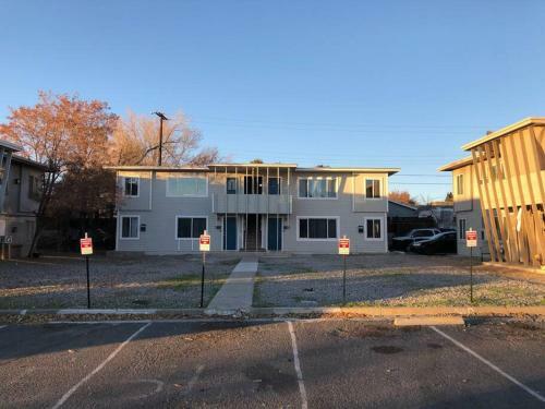 Spacious Reno Apartment #b Minutes From Downtown