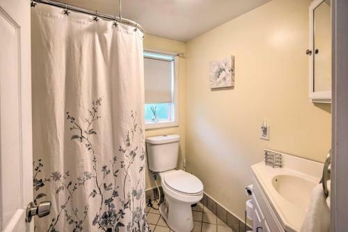 Sawyer Lake Retreat With Decks - Walk To Beach!
