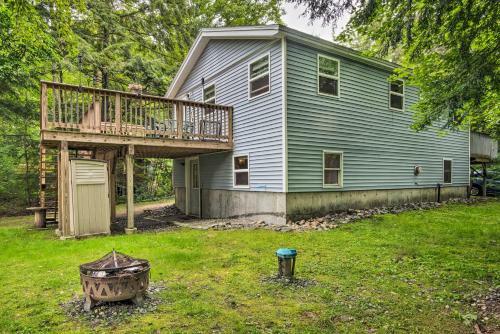 Sawyer Lake Retreat With Decks - Walk To Beach!