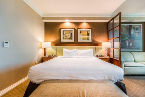 Signature Suites By Voyargo Deluxe Strip View Studio 0711
