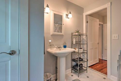Charming Abode With Patio - Walk To Town And River!