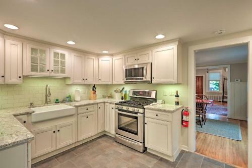 Charming Abode With Patio - Walk To Town And River!