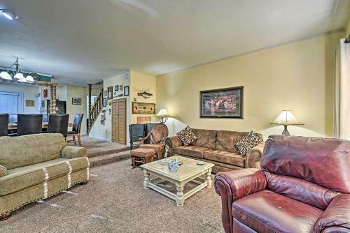 Red River Townhome With Balcony And Mtn Views!