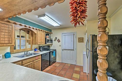Red River Townhome With Balcony And Mtn Views!