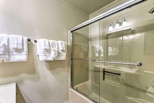 Red River Townhome With Balcony And Mtn Views!