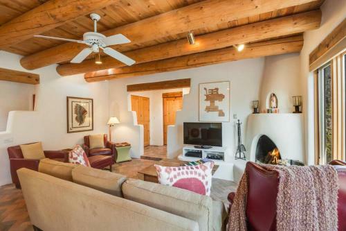 Foothills Retreat- Patios, Rooftop Deck, Quiet, 2br