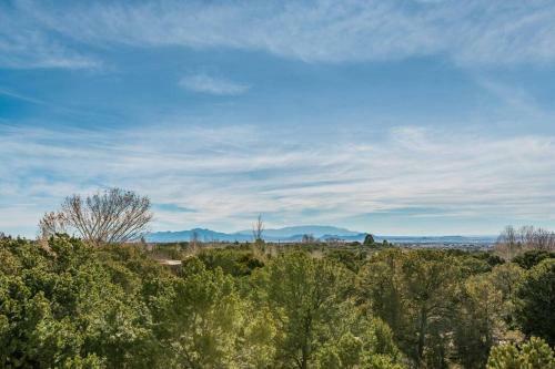 Foothills Retreat- Patios, Rooftop Deck, Quiet, 2br