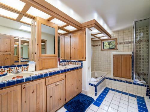Mitchell's East Side, 3 Bedrooms, Sleeps 6, Deck, Views, Wifi, Grill