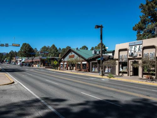 Lodge Pine Cabin, 2 Bedrooms, Fireplace, Midtown, Sleeps 6